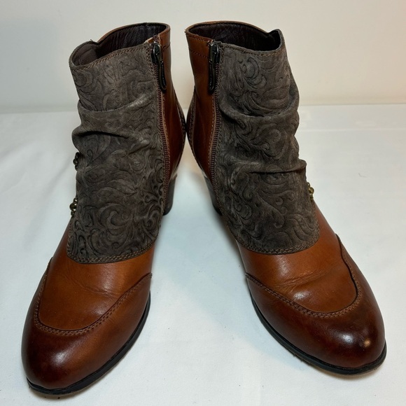 L’ARTISTE Sz 40 Belgarde Booties Embossed Suede and Smooth Leather Stacked Heel - Picture 3 of 12